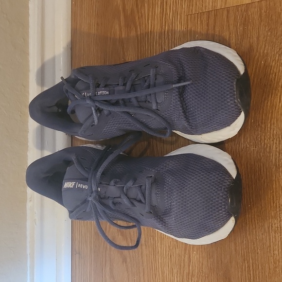 Nike 10 revolution running shoes - Picture 2 of 12